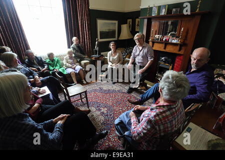 Swansea, Regno Unito. Sabato 25 ottobre 2014 nell'immagine: scrittore gallese, attore, cantante e musicista Boyd Clark con Kirsten Jones con un pubblico nella camera anteriore di Dylan Thomas' luogo di nascita. Re: Dylan Thomas compleanno le celebrazioni del centenario presso il suo luogo di nascita, 5 unità Cwmdonkin, Swansea, Galles del Sud. Credito: D Legakis/Alamy Live News Foto Stock