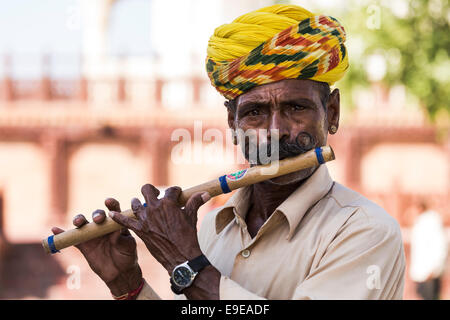 Il vecchio uomo con turbante tradizionale riproduzione di un flauto. Jaswant Thada, Jodhpur, Rajasthan, India Foto Stock