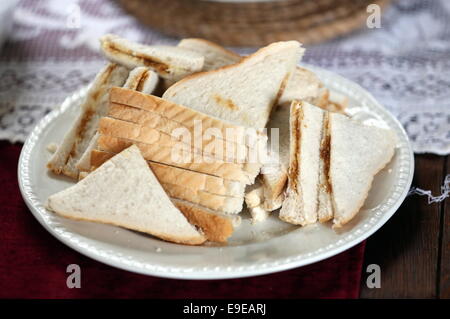 Swansea, Regno Unito. Sabato 25 ottobre 2014 nell'immagine: Marmite panini per un tè pomeridiano a Dylan Thomas' luogo di nascita. Re: Dylan Thomas compleanno le celebrazioni del centenario presso il suo luogo di nascita, 5 unità Cwmdonkin, Swansea, Galles del Sud. Foto Stock