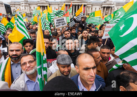 Trafalgar Square, Londra, 26 ottobre 2014. Migliaia di Kashmiris a Londra dimostrano in Trafalgar Square prima di marciare a Downing Street per consegnare una petizione chiedendo per la Gran Bretagna è il supporto nel porre fine all'occupazione del Kashmir in India. Foto Stock