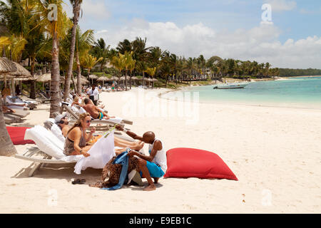 Un locale di commerciante di Maurizio che vendono vestiti per un turista, Belle Mare spiaggia, Maurizio Foto Stock