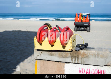 Bagnino di salvataggio attrezzature di salvataggio in appoggio sulla parete della missione Beach Boardwalk. San Diego, California, Stati Uniti. Foto Stock