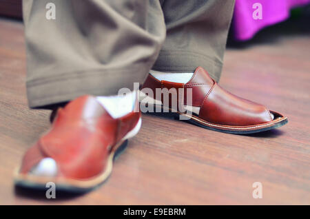 Un uomo che indossa un Peshawari Chappal! Foto Stock