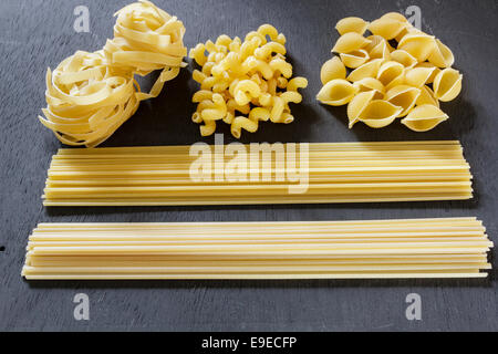 Diversi tipi di crudo pasta essiccata, spaghetti,linguine,spirali,conghiglie,tagliatelle Foto Stock