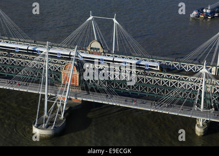 Hungerford Ponte sul Fiume Tamigi con un treno di sud-est sul ponte visto dal London Eye, London, England, Regno Unito Foto Stock