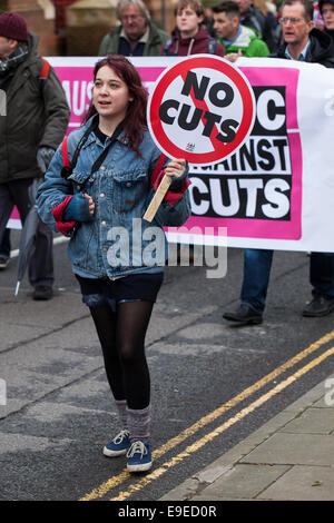 Una donna che tiene un cartello a leggere 'n' tagli ad un anti-austerità protesta in Bristol, Regno Unito Foto Stock