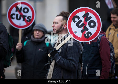 Un uomo detiene una targhetta leggere 'n' tagli ad un anti-austerità protesta in Bristol, Regno Unito Foto Stock