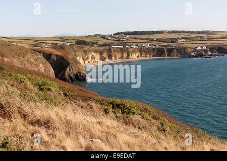 Il Galles sentiero costiero nel Galles del Nord. Vista pittoresca dall'Anglesey west coast sezione del Galles sentiero costiero. Foto Stock