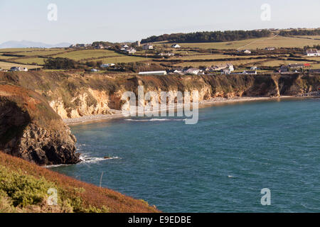 Il Galles sentiero costiero nel Galles del Nord. Vista pittoresca dall'Anglesey west coast sezione del Galles sentiero costiero. Foto Stock