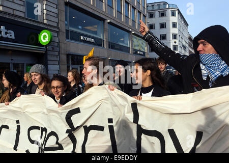 Copenhagen, Danimarca. 26 ott 2014. Giovani dimostra a Copenaghen sotto lo slogan: "Il razzismo città libera" Credito: OJPHOTOS/Alamy Live News Foto Stock