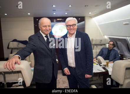 Il Ministro degli Esteri Frank-Walter Steinmeier saluta il Ministro degli esteri francese Laurent Fabius sabbia sul bordo del governo tedesco piano come essi viaggiano insieme ad Abuja, Nigeria all'aeroporto di Parigi, Francia, 26 ottobre 2014. Il Ministro degli esteri tedesco Steinmeier visiterà la regione in Africa per un giorno con il Ministro degli esteri francese Fabius. Il motivo del viaggio è la situazione della sicurezza nella regione e la Epola epidemia. Foto: BERND VON JUTRCZENKA/dpa Foto Stock