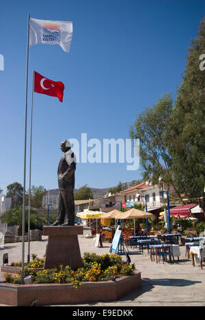 Statua di Mestafa Kemal Ataturk, il padre della Turchia e bandiera turca Foto Stock