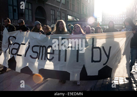 Copenhagen, Danimarca. 26 OTT 2014: dimostrazione di Copenaghen contro il razzismo. Il segno di leggere in inglese: il segno legge in inglese: "Il razzismo città libera" Credito: OJPHOTOS/Alamy Live News Foto Stock