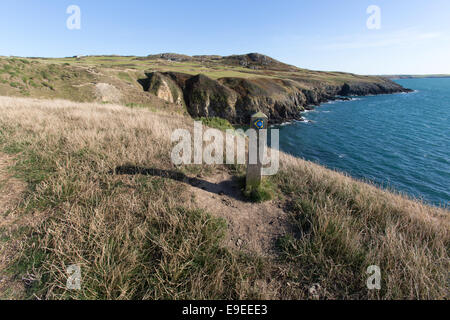 Il Galles sentiero costiero nel Galles del Nord. Vista pittoresca dall'Anglesey west coast sezione del Galles sentiero costiero. Foto Stock