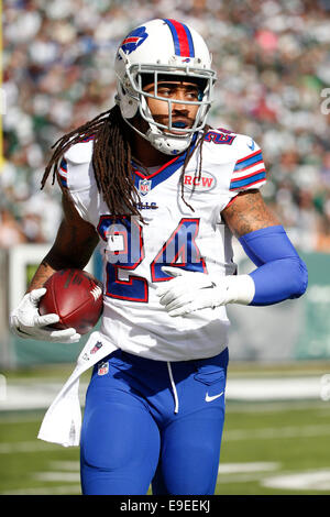 East Rutherford, New Jersey, USA. 26 ott 2014. Buffalo Bills cornerback Stephon Gilmore (24) si affaccia sulla seguente la sua intercettazione durante il gioco di NFL tra le fatture della Buffalo e il New York getti alla MetLife Stadium di East Rutherford, New Jersey. Credito: Christopher Szagola/Cal Sport Media/Alamy Live News Foto Stock