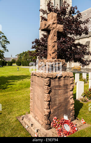 St Margarets sagrato, Bodelwyddan, Clwyd, Denbighshire, Galles. Croce di pietra arenaria rossa. Per commemorare le truppe canadesi1919 guerra Foto Stock