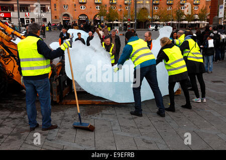 Copenhagen, Danimarca. 26 ott. 2014. L'arte pubblica pezzo Ice Watch presso il municipio di Danish-Icelandic artista Olafur Eliasson e geologo Minik Rosing. 100 tonnellate di ghiaccio terrestri trasportati da Nuup Kangerlua fiordo, Nuuk a Copenhagen in contenitori refrigerati. La fusione delle dodici grandi blocchi di ghiaccio formato come un orologio che serve come un riscaldamento climatico wake-up call: 100 tonnellate di ghiaccio terrestri fondere ogni centesimo di secondo. L'evento segna la pubblicazione del quinto rapporto di valutazione dell'ONU panel intergovernativo sul cambiamento climatico incontro 27-31 ottobre a Copenaghen. Credito: Niels Quist/Alamy Liv Foto Stock