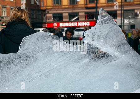 Copenaghen, Danimarca. 26 ottobre 2014. Il pezzo d'arte pubblica Ice Watch al Municipio dell'artista danese-islandese Olafur Eliasson e del geologo Minik Rosing. 100 tonnellate di ghiaccio fluviale trasportato da Nuup Kangerlua Fiord, Nuuk, Groenlandia, a Copenaghen in contenitori refrigerati. La fusione dei dodici grandi blocchi di ghiaccio formati come un orologio serve come una sveglia di riscaldamento del clima: 100 tonnellate di ghiaccio interno si fondono ogni 100esimo di secondo. L'evento segna la pubblicazione del quinto rapporto di valutazione del Gruppo intergovernativo delle Nazioni Unite sui cambiamenti climatici, che si terrà il 27-31 ottobre a Copenaghen. Foto Stock