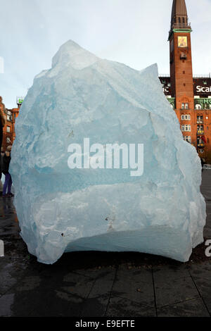 Copenaghen, Danimarca. 26 Ottobre 2014. Il pezzo d'arte pubblica Ice Watch al Municipio dell'artista danese-islandese Olafur Eliasson e del geologo Minik Rosing. 100 tonnellate di ghiaccio fluviale trasportato da Nuup Kangerlua Fiord, Nuuk, Groenlandia, a Copenaghen in contenitori refrigerati. La fusione dei dodici grandi blocchi di ghiaccio formati come un orologio serve come una sveglia di riscaldamento del clima: 100 tonnellate di ghiaccio interno si fondono ogni 100esimo di secondo. L'evento segna la pubblicazione del quinto rapporto di valutazione del Gruppo intergovernativo delle Nazioni Unite sui cambiamenti climatici, che si terrà il 27-31 ottobre a Copenaghen. Foto Stock