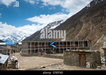 Yak Kharka villaggio su un circuito di Annapurna - più popolari dei turisti trek in montagna himalayana massiccia in Nepal. Foto Stock