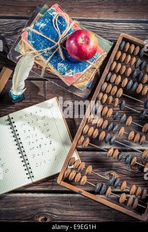 Note di matematica sui banchi di scuola Foto Stock