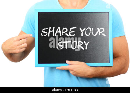 Uomo con la lavagna in mani e rivolto la parola per condividere la vostra storia Foto Stock