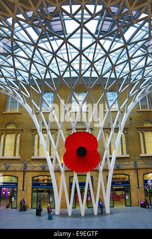 Londra, Regno Unito. Il 26 ottobre 2014. Un gigante di vetroresina papavero rosso della misura di circa cinque metri è stato installato presso la stazione di Kings Cross a Londra, Inghilterra prima del Giorno del Ricordo Credito: Paul Brown/Alamy Live News Foto Stock