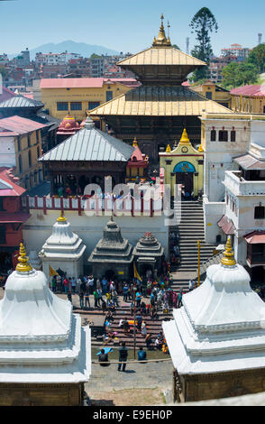 Unidentified persone locali sulla cerimonia di cremazione in Pashupatinath, sui Ghat situato sul sacro fiume Bagmati a Kathmandu Foto Stock