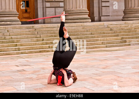 Claire Nicoll hula hoop dancing in un freddo e ventoso ottobre pomeriggio presso l'entrata frontale del Caird Hall di Dundee, Regno Unito Foto Stock