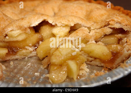 Grandi pezzi di apple nel prodotto di massa la torta di mele Foto Stock