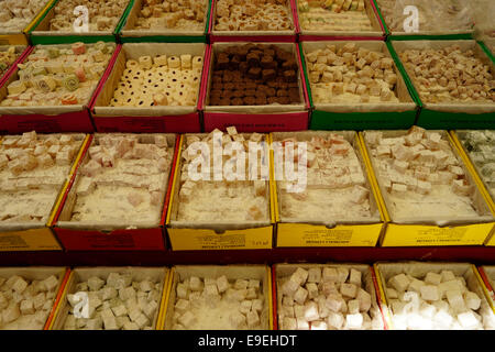 Dolci fatti in casa a Didim Mercato in Turchia - tra cui Turkish Delight, dolci con noci, cioccolato, multicolorata, gelatine, Foto Stock