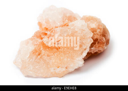 Cristallino rosa himalayano sale di roccia su uno sfondo bianco Foto Stock