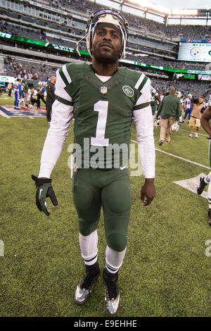 East Rutherford, New Jersey, USA. 26 ott 2014. New York getti quarterback Michael Vick (1) Guarda il seguente gioco di NFL tra le fatture della Buffalo e il New York getti alla MetLife Stadium di East Rutherford, New Jersey. Le fatture ha vinto 43-23. (Christopher Szagola/Cal Sport Media) Foto Stock