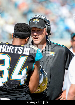 Il Jacksonville, FL, Stati Uniti d'America. 26 ottobre, 2014. Jacksonville Jaguars head coach Gus Bradley parla a Jacksonville Jaguars wide receiver Cecil corti (84) durante la prima metà di NFL di azione di gioco fra i delfini di Miami e Jacksonville Jaguars al campo EverBank a Jacksonville, FL Credito: Cal Sport Media/Alamy Live News Foto Stock