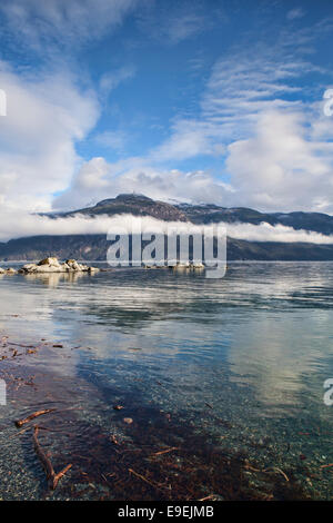 Scenic cadono giorno del Lynn Canal vicino Haines Alaska con mare calmo e nuvole basse. Foto Stock