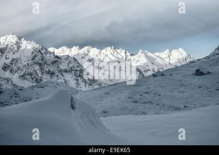 Una vista pittoresca del Himalyas vicino Kangchendzonga, il terzo più alto di montagna del mondo Foto Stock