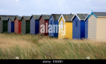Pittoresca spiaggia di capanne sulla Hayling Island sulla costa sud dell'Inghilterra Foto Stock