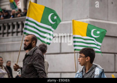 Londra, Regno Unito. 26 ott 2014. Pro-Kashmiri manifestanti in Trafalgar Square Credit: Guy Corbishley/Alamy Live News Foto Stock