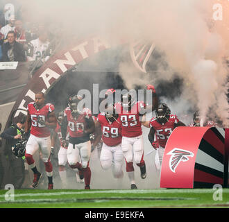 Londra, Regno Unito. 26 ott 2014. NFL International Series. Atlanta Falcons rispetto a Detroit Lions. Atlanta Falcons entrare allo stadio di Wembley. Credito: Azione Sport Plus/Alamy Live News Foto Stock