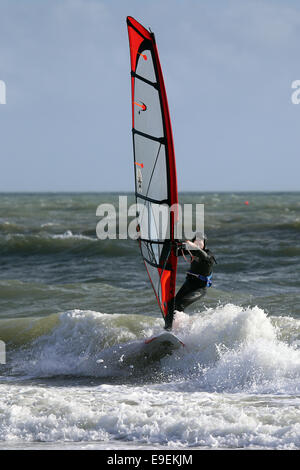 Wind surfer a Bournemouth Beach vicino al molo di Bournemouth, Inghilterra Foto Stock