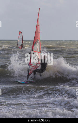 Wind Surf a Bournemouth Beach, Inghilterra meridionale Foto Stock