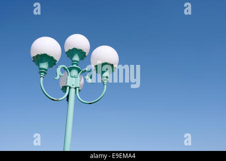 Lampione in forma di palle bianche su un cielo blu sullo sfondo Foto Stock