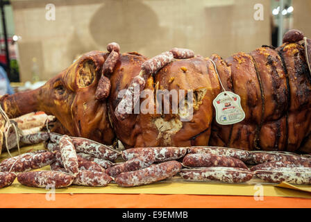 Torino, Italia. 26 ott 2014. Italia Piemonte Salone del Gusto e Terra Madre - Torino Lingotto - 23/27 Ottobre 2014 - Lazio, Porchetta di Ariccia Credito: Davvero Facile Star/Alamy Live News Foto Stock