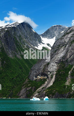 Pareti a strapiombo sulle montagne e la vallata pensili salire al di sopra di Tracy braccio, a sud-est di Alaska, STATI UNITI D'AMERICA Foto Stock