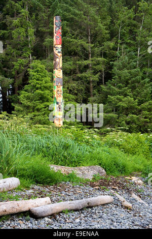 Wooch Jin Dul Shat Kooteeya totem pole sorge dalla spiaggia di ciottoli, Sitka National Historical Park, Sitka, Alaska, STATI UNITI D'AMERICA Foto Stock