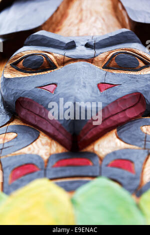 Dettaglio scolpito su Wooch Jin Dul Shat Kooteeya totem pole, Sitka National Historical Park, Sitka, Alaska, STATI UNITI D'AMERICA Foto Stock