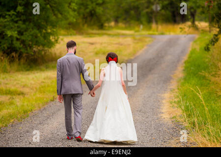 Sposa e lo sposo il giorno delle nozze all'aperto in Oregon subito dopo la cerimonia di matrimonio. Foto Stock