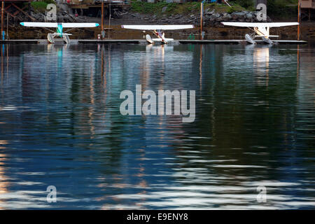 Idrovolanti al dock di Sitka Harbour, Alaska, STATI UNITI D'AMERICA Foto Stock