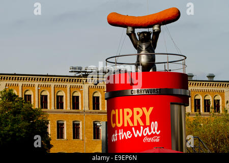 Bear holding salsiccia Currywurst pubblicità tedesco Foto Stock