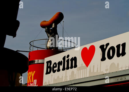 Berlino ti ama poster accaparramento salsiccia urbana Foto Stock